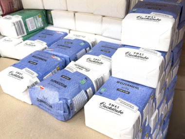 Villach, Avusturya - 24 Ağustos 2025: Omas Backstube un paketleri, fırın projeleri için farklı tiplerde un içeren bir rafta düzenlenmiştir