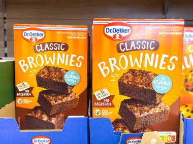 Villach, Avusturya - 24 Ağustos 2025: Dr. Oetker Klasik Brownie pişirme kutuları bir süpermarket rafında güzelce düzenlenir ve fırıncıları lezzetli tatlılar yapmaya davet edilir