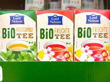 Villach, Avusturya - 24 Ağustos 2025: Lord Nelson organik çay kutuları bir rafa dizildi, renkli ambalajlı nane ve meyve aromaları vurgulanıyor