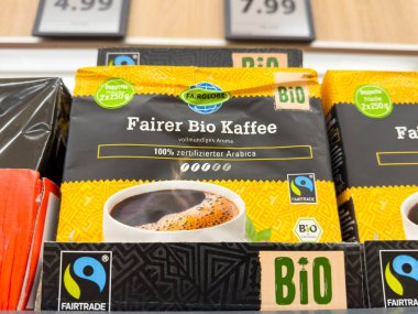 Villach, Avusturya - 24 Ağustos 2025: Canlı ambalajlarda adil ticaret organik kahve, sürdürülebilirlik ve kaliteli kahve deneyimine olan bağlılığını gösteriyor