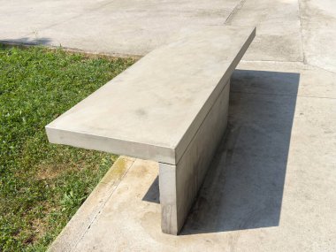 Güneşli bir günde şehir parkında beton tezgah.