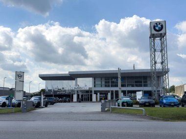 Udine, İtalya - 26 Ağustos 2025: BMW bayiliği, markanın lüks ve otomotiv endüstrisindeki yeniliklerini sergileyen, birden fazla otomobilli çağdaş tasarımı sergiliyor