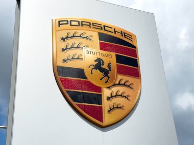 Udine, İtalya - 26 Ağustos 2025: Porsche amblemi beyaz arka planda, markanın lüks otomotiv mirası ve ayırt edici tasarım unsurlarını vurguluyor