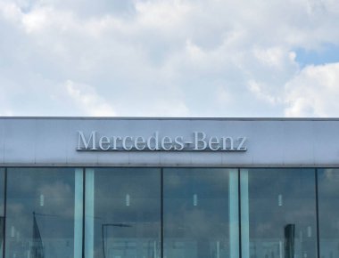 Udine, İtalya - 26 Ağustos 2025: Mercedes-Benz galerisi lüks otomobil meraklıları için davetkar bir atmosfer yaratarak gösterişli cam cephe ve tanınmış markalaştırma özelliklerine sahip