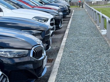 Udine, İtalya - 26 Ağustos 2025: Lüks araçlar modern bir park alanında dizilmiş, şık dış görünüşleri ve cilalı bitirişleri sergilenmektedir