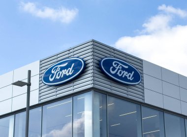 Udine, İtalya - 26 Ağustos 2025: Belirgin mavi logo, modern mimari ve müşteriler için davetkar atmosfer içeren Ford bayiliğinin dış görünümü