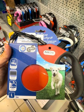 Udine, İtalya - 26 Ağustos 2025: Parlak renkler ve damgalı köpek tasması ambalajı, dayanıklı ürünler arayan hayvan severler için ideal