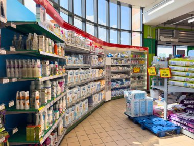 Udine, İtalya - 26 Ağustos 2025: Raflardaki kişisel bakım malzemeleriyle dolu çağdaş bir marketteki koridor, parlak ışıklandırma canlı renkleri artırıyor