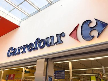 Udine, İtalya - 26 Ağustos 2025: Carrefour tabelası perakende satış alanında açıkça görülüyor, müşterileri içeri girip çeşitli ürünleri keşfetmeye davet ediyor