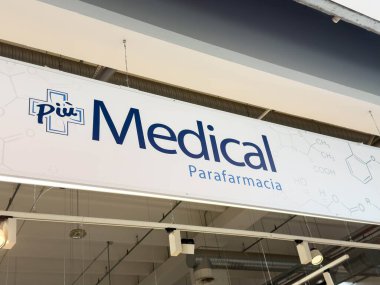 Udine, İtalya - 26 Ağustos 2025: Tıbbi eczane tabelasında modern tasarım ve bilimsel motiflerle 'Tıbbi' kelimesi yer alıyor