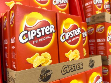 Udine, İtalya - 26 Ağustos 2025: Cipster abur cubur kutuları parlak renkler içeren ve abur cubur severler için cazip markalar içeren bir bakkalda belirgin bir şekilde sergilenmektedir