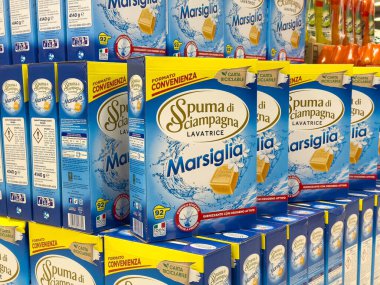Udine, İtalya - 26 Ağustos 2025: Marsiglia çamaşır deterjanı kutuları açık bir şekilde süpermarket raflarında sergileniyor, renkli ambalajlar ve marka cazibesini vurguluyor