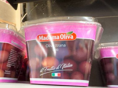 Udine, İtalya - 26 Ağustos 2025: Mona Oliva ambalajı İtalyan zeytinlerini berrak bir kapta sergiliyor, canlı renkleri vurguluyor ve gıda aşıkları için çekici bir tasarım sergiliyor