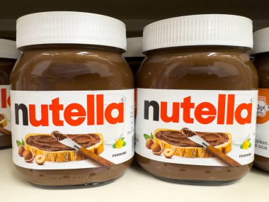 Udine, İtalya - 26 Ağustos 2025: Nutella kavanozları bir süpermarket rafında göze çarpıyor ve fındık ezmesinin cazibeli ambalajıyla vurgulanıyor
