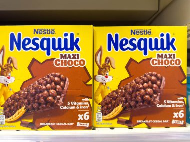 Udine, İtalya - 26 Ağustos 2025: Nestle Nesquik Maxi Choco mısır gevreği çikolataları renkli ambalaj ve besin bilgilerini ön plana çıkaran bir süpermarket rafında belirgin bir şekilde sergilenmektedir