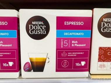 Udine, İtalya - 26 Ağustos 2025: Nescafe Dolce Gusto Espresso Kafeinsiz Kahve Kapsülü Rafta, zengin lezzet ve sorumlu kaynak kullanımı