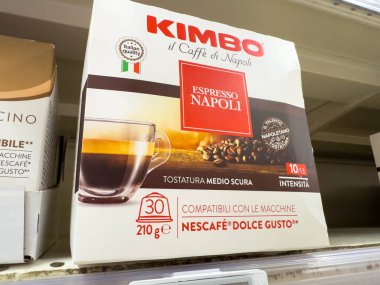 Udine, İtalya - 26 Ağustos 2025: Süpermarket rafındaki Kimbo Espresso Napoli kahve kutusu, İtalyan işçiliği ve Nescafe Dolce Gusto makineleriyle uyumluluğu vurguluyor