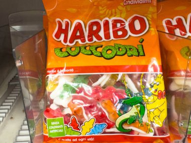 Udine, İtalya - 26 Ağustos 2025: Haribo şeker paketi, tatlı anları paylaşmak ve eğlenmek için ideal, çeşitli parlak renkte jelibon yaratıkları gösteriyor