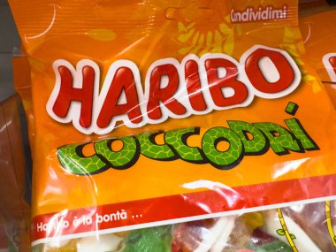 Udine, İtalya - 26 Ağustos 2025: Haribo şeker torbası timsah şeklinde parlak renkli jelibonlar sergiliyor.