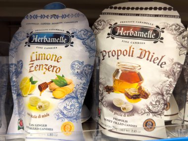 Udine, İtalya - 26 Ağustos 2025: Herbamelle ince şeker sergisi Limone Zenzero ve Propolis Miele aromalı karışık ambalaj tasarımları ve zengin renkleri içerir