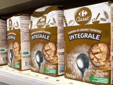 Udine, İtalya - 26 Ağustos 2025: Süpermarket raflarına yerleştirilmiş klasik tam buğday unu paketleri, kaliteli malzemeler ve çekici markalaştırma