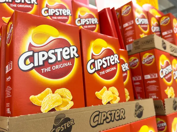 Udine, İtalya - 26 Ağustos 2025: Cipster abur cubur kutuları parlak renkler ve çekici tasarım içeren bir market koridorunda belirgin bir şekilde sergilenmektedir