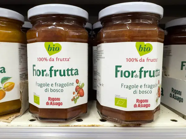 Udine, İtalya - 26 Ağustos 2025: Rigoni di Asiago 'dan gelen organik meyve reçel kavanozları bir süpermarket rafında sergilenmekte, çilek ve yabani böğürtlen aromalarını ön plana çıkarmaktadır