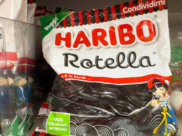 Udine, İtalya - 26 Ağustos 2025: Haribo Rotella şeker paketi bir mağaza rafında belirgin bir şekilde renkli markalaşma ve oyuncu imajını ön plana çıkarıyor