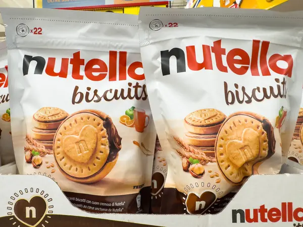 Udine, İtalya - 26 Ağustos 2025: Nutella bisküvileri bir markette güzelce düzenlenmiştir, çekici paketleme ve lezzetli ikramlar vurgulanmıştır