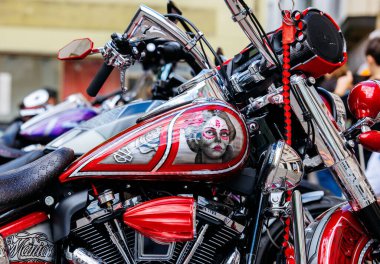 Villach, Avusturya - 05 Eylül 2025: Harley Davidson bisikleti Avrupa Bisiklet Haftası festivalinde çekilen portreyle çarpıcı bir kırmızı ve gümüş sanat eseri sergiliyor