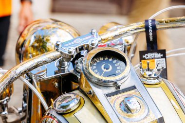 Villach, Avusturya - 05 Eylül 2025: Özel Harley Davidson motosikleti, Avrupa Bisiklet Haftası sırasında krom aksanlı ve hız göstergeli ölçer