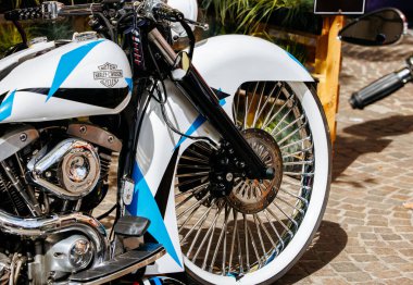 Villach, Avusturya - 05 Eylül 2025: Mavi aksanlı Harley Davidson bisikleti Avrupa Bisiklet Haftası 'nda park edilmiş, eşsiz tekerlek tasarımı ve canlı renkleri vurgulanıyor