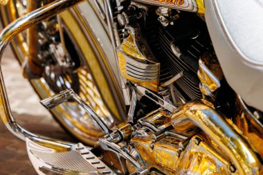 Villach, Avusturya - 05 Eylül 2025: Harley Davidson motosikleti Avrupa Bisiklet Haftası 'nda sergilenen çarpıcı krom detaylarına sahiptir.