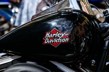 Villach, Avusturya - 05 Eylül 2025: Harley Davidson motosiklet tankı Avrupa Bisiklet Haftası 'nda klasik bir logo sergiliyor ve bisiklet ve toplum ruhunun altını çiziyor