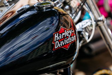 Villach, Avusturya - 05 Eylül 2025: Harley Davidson motosiklet yakıt deposu, Avrupa Bisiklet Haftası kutlamaları sırasında yakalanan klasik logonun yer aldığı parlak bir ışık saçtı