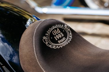 Villach, Avusturya - 05 Eylül 2025: Harley Davidson motosiklet koltuğu, klasik logolu, Avrupa Bisiklet Haftası 'nda işçilik ve tasarımı vurguluyor