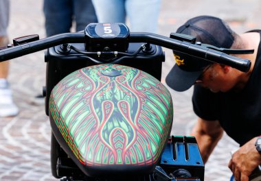 Villach, Avusturya - 05 Eylül 2025: Özel Harley Davidson motosikleti Avrupa Bisiklet Haftası 'nda dikkat çekici bir yeşil ve kırmızı tank tasarımı sergiliyor.