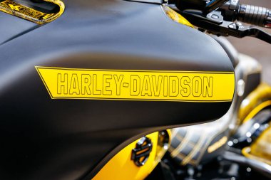 Villach, Avusturya - 05 Eylül 2025: Cesur logo, işçilik ve Avrupa Bisiklet Haftası 'nda canlı renklerin vurgulandığı Harley-Davidson motosikletinin yakın çekimi