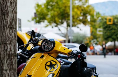 Villach, Avusturya - Eylül 05, 2025: Sarı motosiklet Harley Treffen sırasında sokakta duruyor, Avrupa Bisiklet Haftası 'nın özünü canlı bir çevre ile yakalıyor