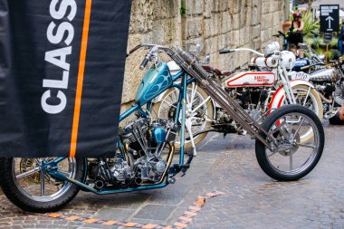Villach, Avusturya - 05 Eylül 2025: Avrupa Bisiklet Haftası 'nda özel Harley motosikleti, canlı renkler ve karmaşık ayrıntılar sergileniyor