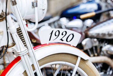 Villach, Avusturya - Eylül 05, 2025: Avrupa Bisiklet Haftası sırasında Harley Treffen 'de sergilenen 1920 yılından kalma klasik motosiklet kültürü