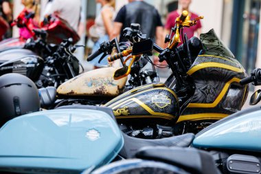Villach, Avusturya - 05 Eylül 2025: Harley Davidson bisikleti Avrupa Bisiklet Haftası 'nda sergileniyor, canlı bir atmosferde eşsiz tasarımlar ve canlı renkler sergiliyor