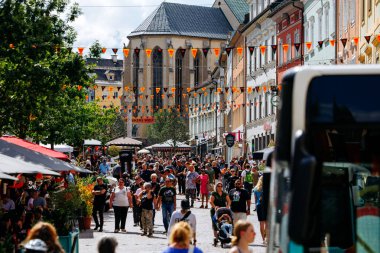 Villach, Avusturya - 05 Eylül 2025: Kalabalık kasaba meydanı renkli bayraklarla dolu, canlı bir topluluk toplantısı sergiliyor