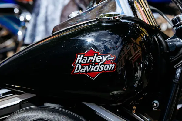 Villach, Avusturya - 05 Eylül 2025: Harley Davidson motosiklet tankı Avrupa Bisiklet Haftası 'nda klasik bir logo sergiliyor ve bisiklet ve toplum ruhunun altını çiziyor