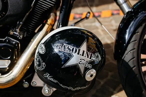 Villach, Avusturya - 05 Eylül 2025: Harley Davidson kaskında Avrupa Bisiklet Haftası 'nda benzin tasarımı sergilenerek motosiklet kültürü ve yoldaşlığı vurgulandı