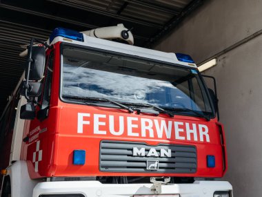 Klagenfurt, Avusturya - 25 Eylül 2025: MAN logosunun yer aldığı itfaiye aracı acil durum araç tasarımı ve işlevselliğini ön plana çıkarıyor