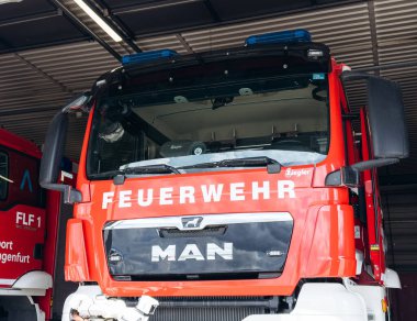 Klagenfurt, Avusturya - 25 Eylül 2025: Kızıl Adam itfaiye aracı havaalanı hangarında konuşlandırıldı, sağlam tasarımı ve acil durum müdahale kapasitesi vurgulandı