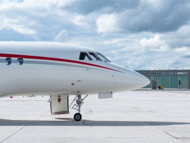 Klagenfurt, Avusturya - 25 Eylül 2025: Havaalanı pistine park etmiş özel jet, zarif tasarımını ve gelişmiş havacılık teknolojisini vurguladı