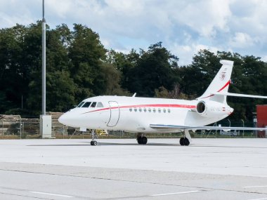Klagenfurt, Avusturya - 25 Eylül 2025: Özel jet havaalanı pistinde konuşlandırıldı, yolcuları ayırt etmek için zarif tasarımı ve lüks özellikleri vurgulandı
