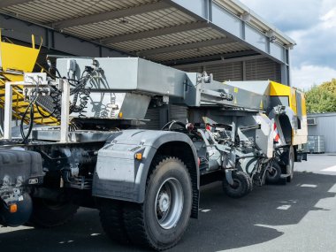 Klagenfurt, Avusturya - 25 Eylül 2025: Havalimanı destek makineleri hangarda park halinde, karmaşık bileşenleri ve sağlam tasarımı vurguluyor